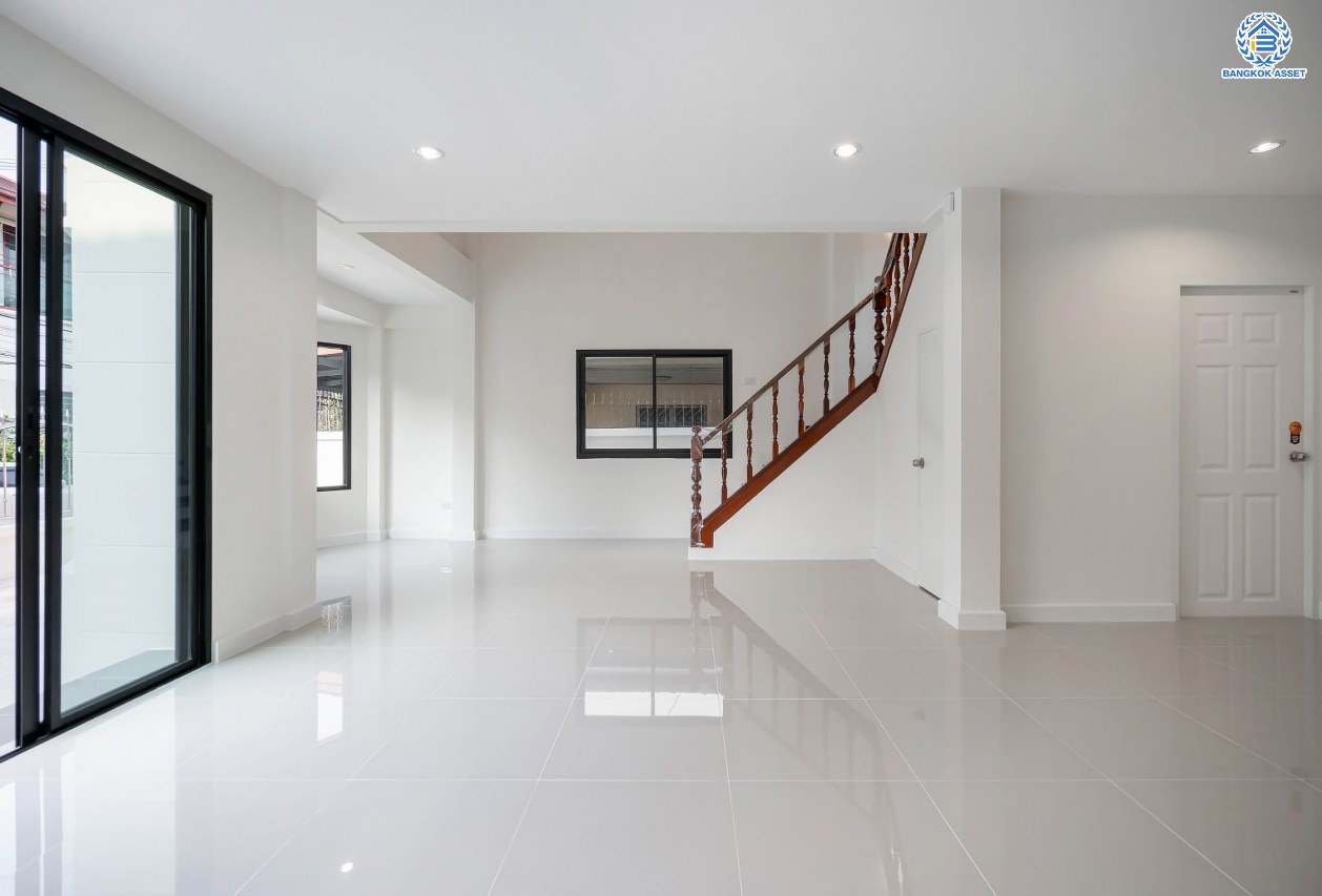 บ้านมือสองตกแต่งใหม่ โครงการ กฤษดานคร16-17 บรมราชชนนี-พุทธมณฑลสาย3 เนื้อที่ 60 ตร.ว. ฟังก์ชัน 3 ห้องนอน 3 ห้องน้ำ 1 ห้องอเนกประสงค์ จอดรถได้ 1 คัน บนทำเลศักยภาพ เชื่อมต่อเมืองอย่างรวดเร็ว ใกล้ทางคู่ขนานลอยฟ้าบรมราชชนนี ม.มหิดล และเซ็นทรัลศาลายา